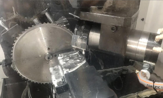Yüksek hassasiyetli tam otomatik testere kesme makinesi Ahşap işleme endüstrileri