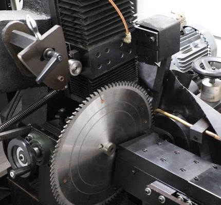 CNC Yüksek hassasiyetli profesyonel testere bıçağı kesme makinesi Ahşap işleme endüstrileri